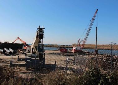 Le ruspe in azione alla foce dello Scolmatore 