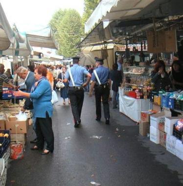 Controlli al mercato di Cascina   