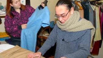 Alla sartoria del Centro Mimmo si riciclano vestiti usati