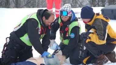 I volontari dell’ associazione Soccorso Sci Appennino Toscana A sinistra una simulazione di soccorso