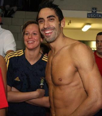 <b>CHE COPPIA.</b> Federica Pellegrini con Filippo Magnini a bordo vasca e (sotto) mano nella mano mentre escono dalla piscina 