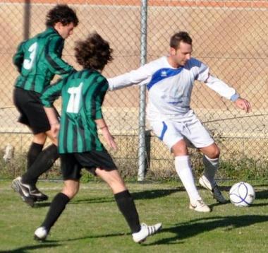 Un giocatore del Gm accerchiato da due avversari 