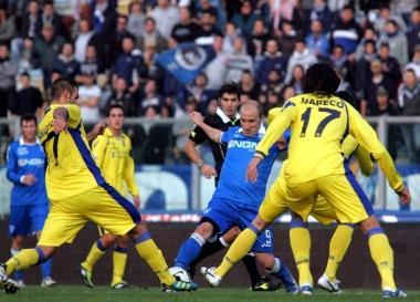 Lattaccante azzurro Claudio Coralli cerca un varco tra le fitte maglie del pacchetto difensivo del Verona 