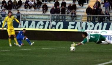 A destra il gol segnato da Tavano A sinistra Vinci (sopra) e Coppola (sotto) in azione 