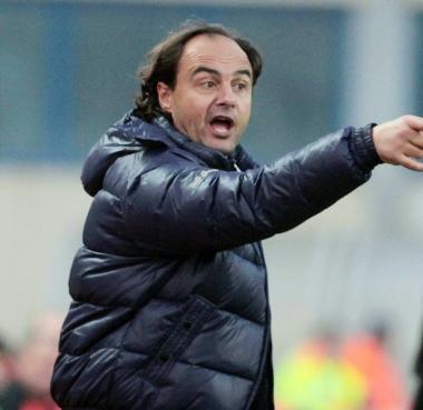 <b>MISTER</b> Giuseppe Giannini d&agrave; ordini Sopra Luca Antei difende il pallone da Dram&egrave;  