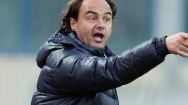 <b>MISTER</b> Giuseppe Giannini dà ordini Sopra Luca Antei difende il pallone da Dramè