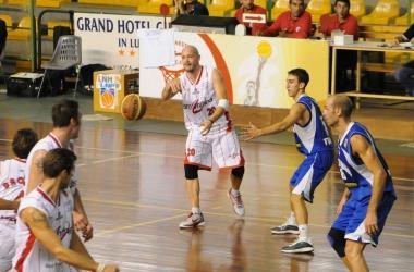 Il play Parente in azione con la maglia dellArcAnthea (Vip) 