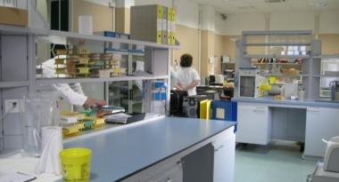 Il laboratorio del centro trasfusionale (foto di archivio)