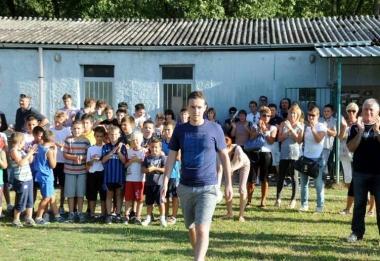 La festa per Nicola e a destra il giocatore in azione 