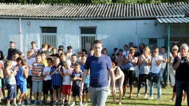 La festa per Nicola e a destra il giocatore in azione