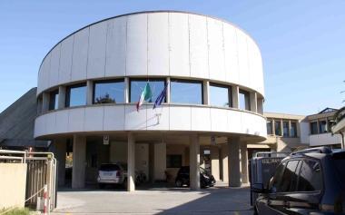 Il tribunale di Viareggio e a destra lavvocato Graziano Maffei  