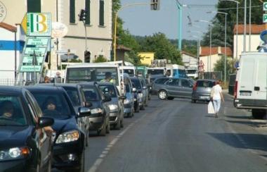 Una lunga coda di mezzi in viale Europa a Marlia (Vip) 