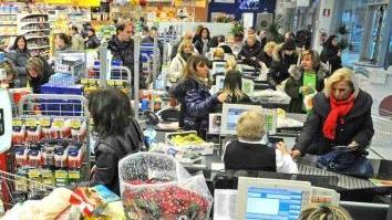 Clienti alle casse nel supermercato Coop di Quarrata