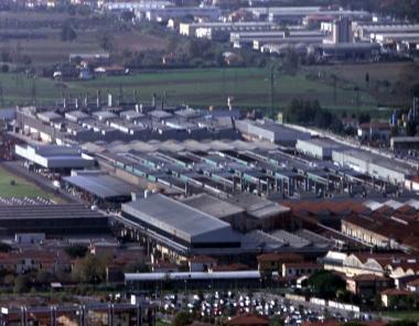 Una veduta aerea dello stabilimento Piaggio di Pontedera       