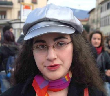Il flash mob in piazza del duomo in cui i ragazzi si sdraiarono iniziando a leggere ad alta voce il loro libro preferito; sopra a sinistra Elvira Minutillo e a destra Sarra Kalfallah       