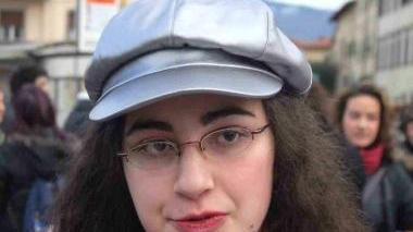 Il flash mob in piazza del duomo in cui i ragazzi si sdraiarono iniziando a leggere ad alta voce il loro libro preferito; sopra a sinistra Elvira Minutillo e a destra Sarra Kalfallah