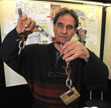 Ciro Grasso mostra la catena con cui &egrave; stato legato 
