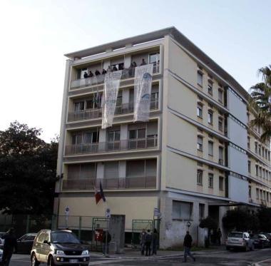 <b>LISTITUTO.</b> In alto il liceo scientifico Fermi e sopra alcuni distributori in una foto darchivio 