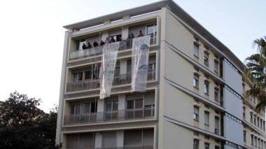 <b>L’ISTITUTO.</b> In alto il liceo scientifico Fermi e sopra alcuni distributori in una foto d’archivio