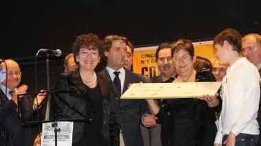 Irene Fornaciari sul palco del Garibaldi e, sopra, la consegna dell’assegno