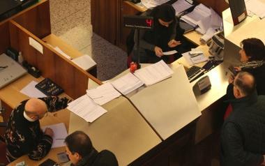 In alto linterno di una banca La tempesta finanziaria ancora in corso induce i pratesi ad essere molto prudenti negli investimenti 