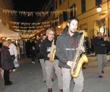 La street band apre le danze della Notte Bianca in Corso Italia   