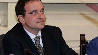 Il capogruppo del Pdl Riccardo Sensi, a destra l’immobile ex Lazzi