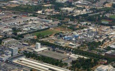Una veduta della zona industriale e sotto Giuseppe Baccioli presidente di Assindustria e direttore del Nuovo Pignone 