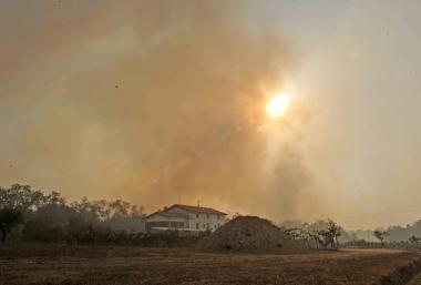Il fumo e la nebbia lungo la Bientinese 