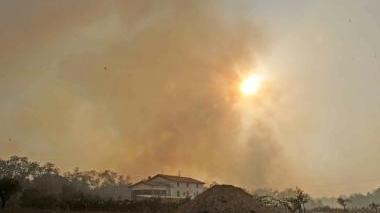 Il fumo e la nebbia lungo la Bientinese