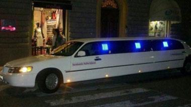 In discoteca? Ci vado in limousine impazza la moda tra i giovani