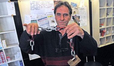 Barista picchiato, rapinato e incatenato per il collo all'inferriata della finestra