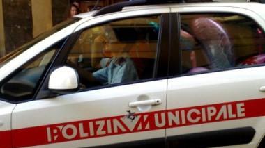 Tentano di rubare in un negozio di abbigliamento, fermate due minorenni