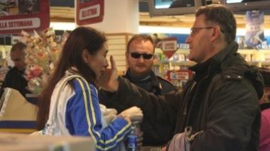 Banditi armati rapinano Blockbuster, commessa sotto choc