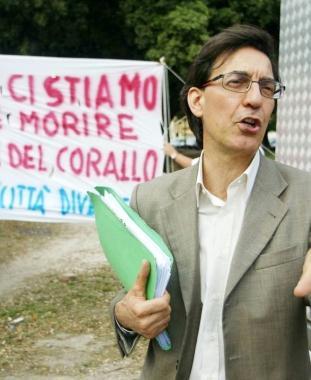 La protesta di Cannito davanti allex Corallo  