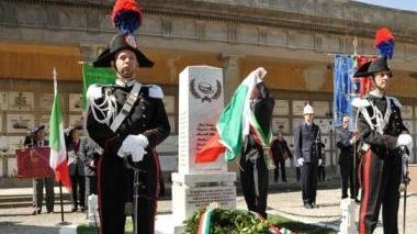Il sindaco Benedetti scopre il cippo al cimitero di Cecina per commemorare i caduti nei 150 anni dell’Unità d’Italia A fianco il monumento ai caduti eretto a Guardistallo