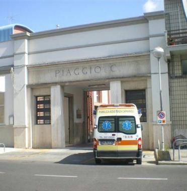 Unambulanza allingresso dello stabilimento della Piaggio  