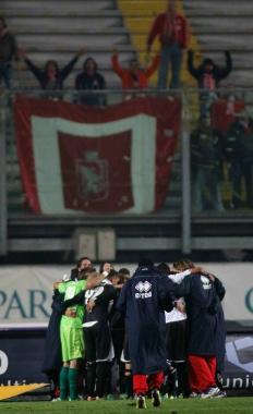 <b>CAPANNELLO.</b> I biancorossi festeggiano davanti al drappello di tifosi presenti allEuganeo 