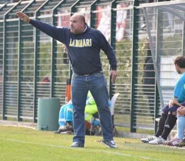 <b>GRINTA.</b> Il tecnico del Lammari Stefano Fracassi da 6 anni in giallobl&ugrave; 