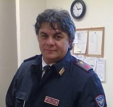 Lino Tancredi in veste di artista e, a sinistra, con la divisa 