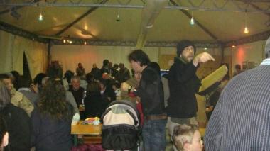Un momento della cena e uno degli striscioni di protesta