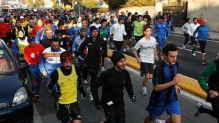 La partenza della Scarpinata. In basso altri due momenti della corsa podistica