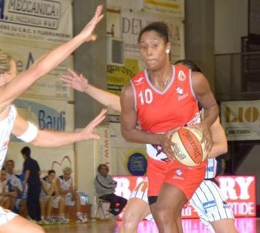 Mery Andrade, mvp del Basket Le Mura nella partita di Cagliari; a destra la pivot americana Shamela Hampton (foto Vasco Favilla) 