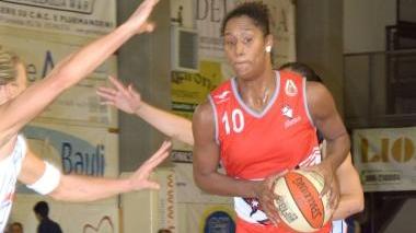 Mery Andrade, mvp del Basket Le Mura nella partita di Cagliari; a destra la pivot americana Shamela Hampton (foto Vasco Favilla)