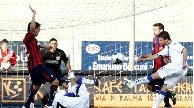 A sinistra un tiro ravvicinato di Perna, qui sopra un gruppo di tifosi nerazzurri sugli spalti dello stadio Jacovone a Taranto