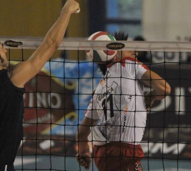 <b>LUPI OK.</b> I conciari impegnati in due azioni di gioco: a sinistra, il palleggiatore Garnica a rete; a destra, il centrale Candellaro alla battuta 