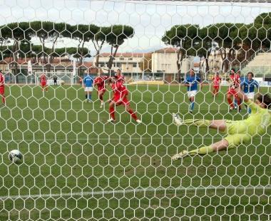 <b>REALIZZAZIONE PERFETTA.</b> Palla da una parte e portiere dallaltra: &egrave; il gol-partita di Cesarini 